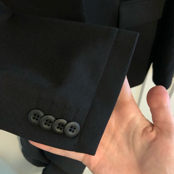 Express Men’s Classic Black Luxe Comfort Soft Suit Jacket
Size 38 - Picture 6 of 7